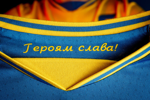 УЕФА обязал прикрыть надпись "Героям слава!" на форме сборной Украины