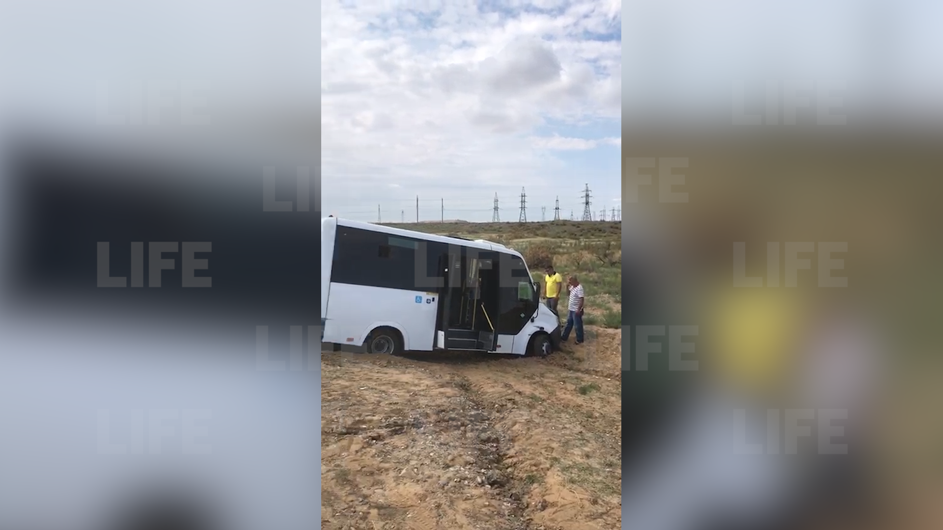 В лобовом столкновении легковушки и микроавтобуса под Астраханью пострадало 11 человек