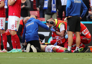Реанимируют прямо на поле: Главная звезда сборной Дании Эриксен упал без сознания во время матча с Финляндией