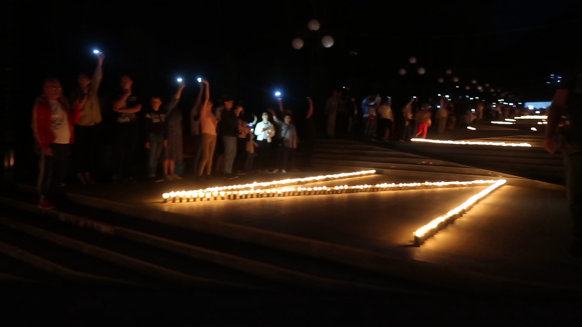 Приветствие из тысяч свечей выложили на Каскадной лестнице в Железноводске в честь Дня России