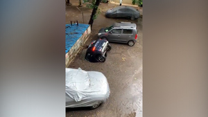 В Индии после сильных ливней машина ушла под воду прямо на стоянке