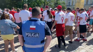 Спели "Калинку" и отрепетировали кричалки: Польские фанаты прогулялись по Петербургу перед матчем со Словакией
