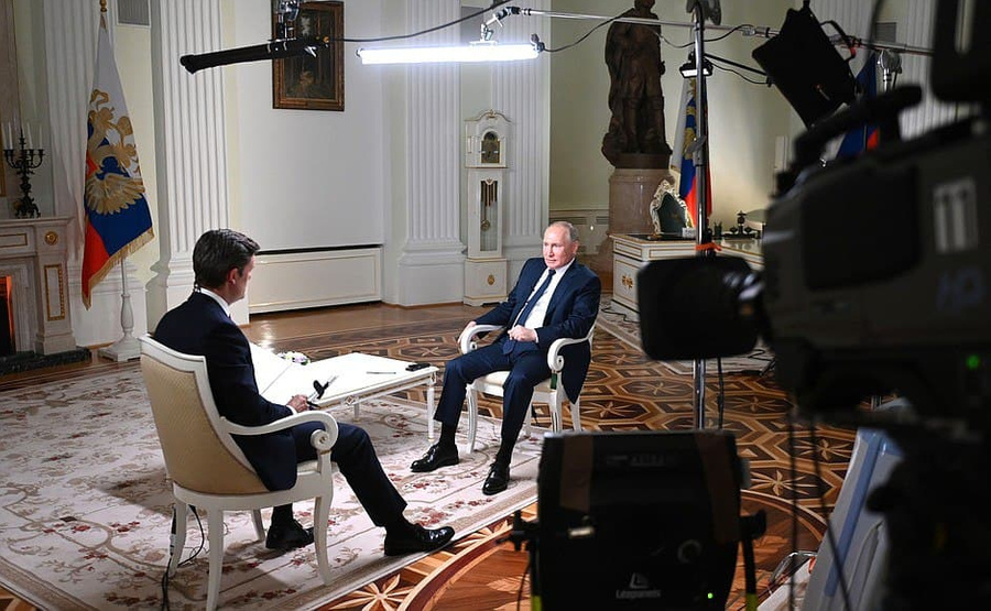 <p>Владимир Путин с журналистом американского телеканала NBC Киром Симмонсом. Фото © <a href="http://kremlin.ru/events/president/news/65861" target="_blank" rel="noopener noreferrer">Кremlin.ru</a></p>