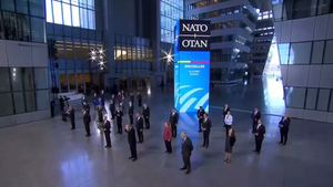 Пандемия вносит правки: Участникам саммита НАТО пришлось дистанцироваться во время протокольной съёмки