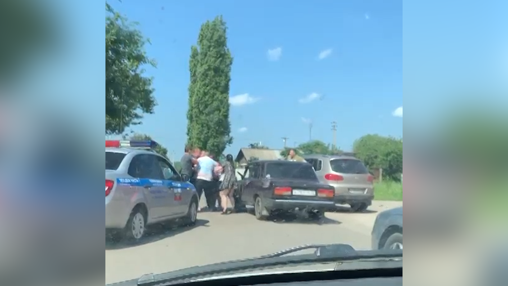 Били и пытались задушить: Пьяные водитель и его пассажирка напали на полицейских под Воронежем