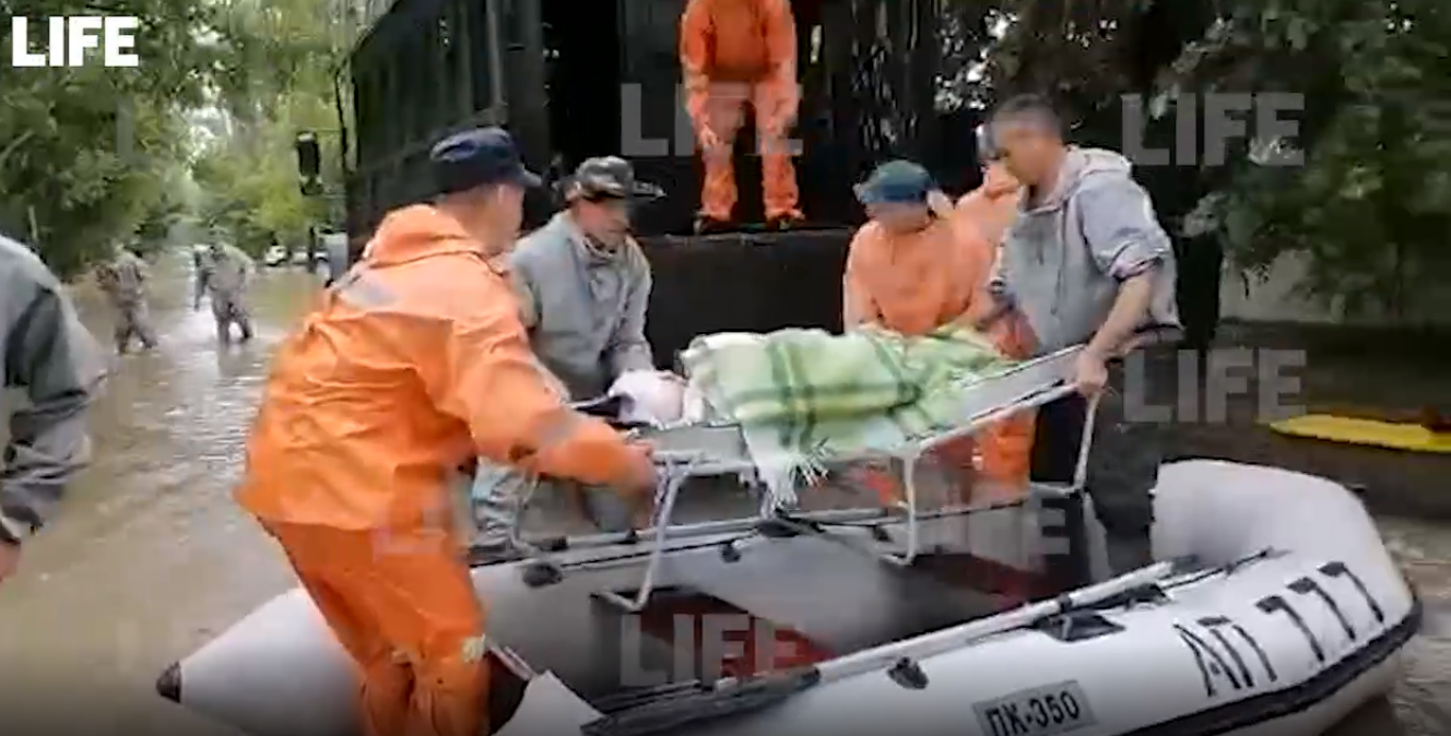 В затопленной Керчи лежачих пациентов эвакуируют из местной больницы на надувных лодках