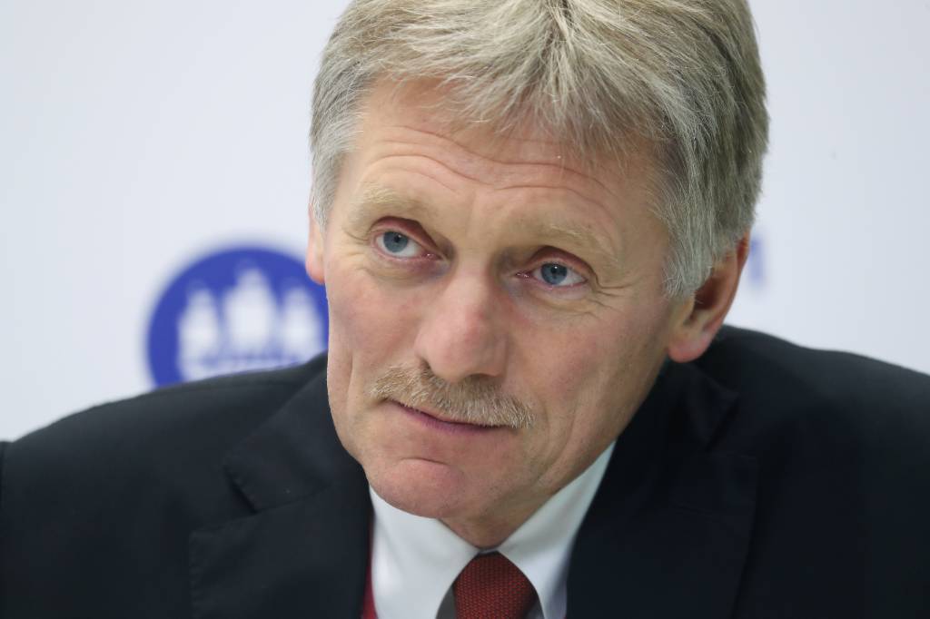 Песков заявил, что речи о тотальной вакцинации от коронавируса в России не идёт