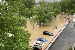 Город уходит под воду: Сильнейший ливень обрушился на Керчь и превратил улицы в реки