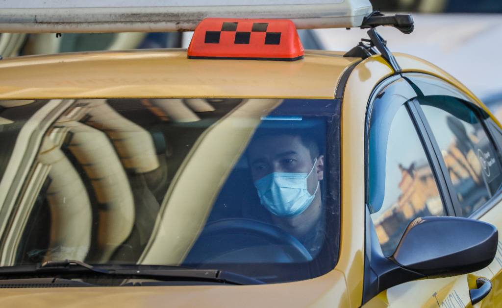 В Москве отключат от сети таксистов с иностранными водительскими правами