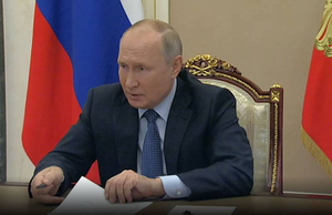 "Мы все так делаем": Путин вступился за Байдена, которого высмеяли за шпаргалки на саммите в Женеве