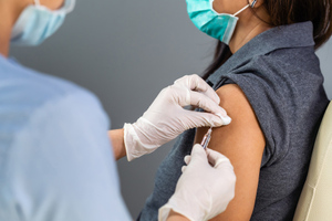 Насильно здоров: Что говорят законы об обязательной антиковидной прививке