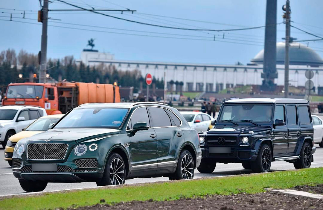 Гелик (на заднем плане), вероятно, используется в качестве машины сопровождения. Фото © nomerogram.ru