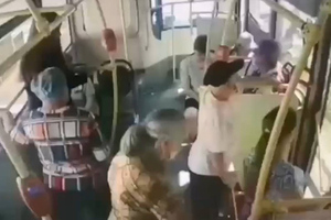 Камера сняла, как москвичка потеряла сознание в автобусе, но ни один из пассажиров ей не помог
