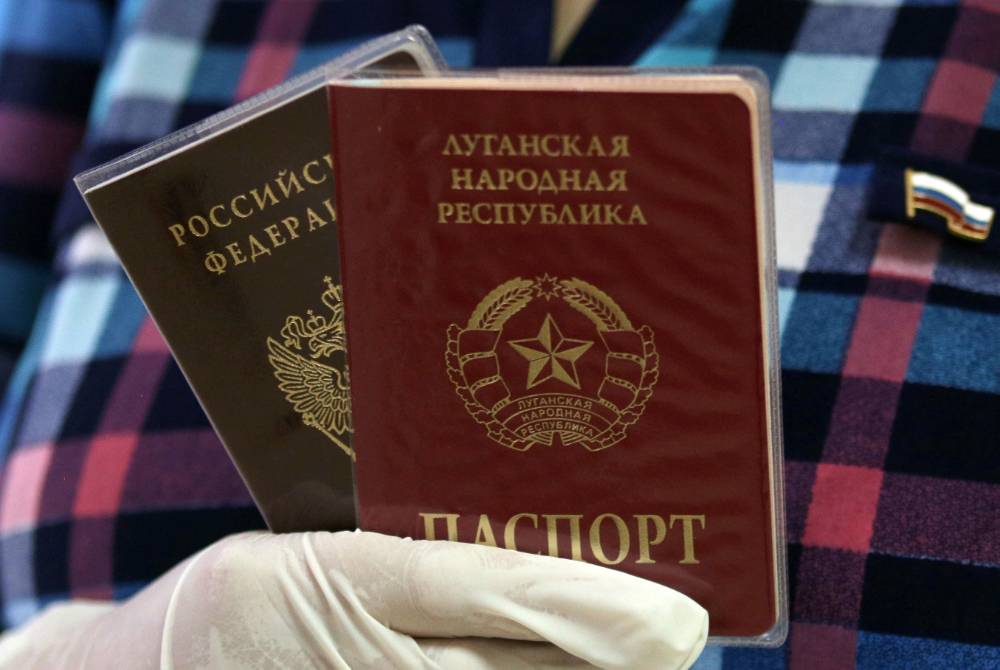 Киев назвал выдачу паспортов РФ в Донбассе основанием для пересмотра Минских соглашений
