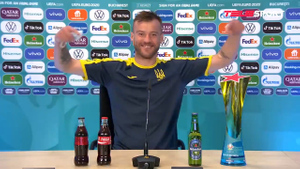 "Сoca-Cola, Heineken, свяжитесь со мной!": Футболист сборной Украины потроллил Роналду за отказ от газировки