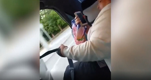 "Платить не хотим, будем кататься": В Казани таксист возил пассажирку с открытой дверью из-за 398 рублей