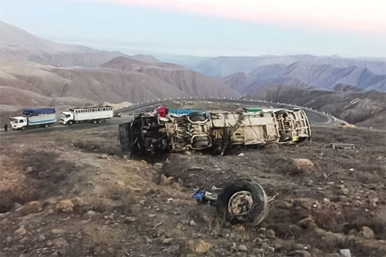 В Перу автобус рухнул в 200-метровое ущелье, 27 человек погибло