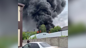 Слышны взрывы: На заводе имени Кузьмина в Новосибирске вспыхнул крупный пожар