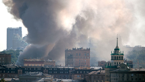 Трое пожарных и сотрудник склада пострадали при взрывах пиротехники в Москве
