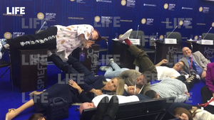 Даня Милохин снял на ПМЭФ видео с валяющейся на полу Собчак для TikTok