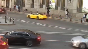 Лихач на лимонном "порше" без номеров устроил "форсаж" на Невском проспекте