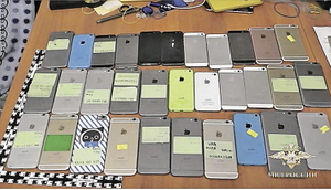 Работающие на цыганского барона школьницы-карманницы украли у москвичей 1300 смартфонов