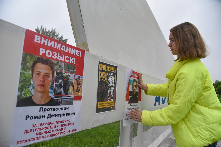Активисты ПАД расклеили объявления о розыске Протасевича. Фото © Соцсети