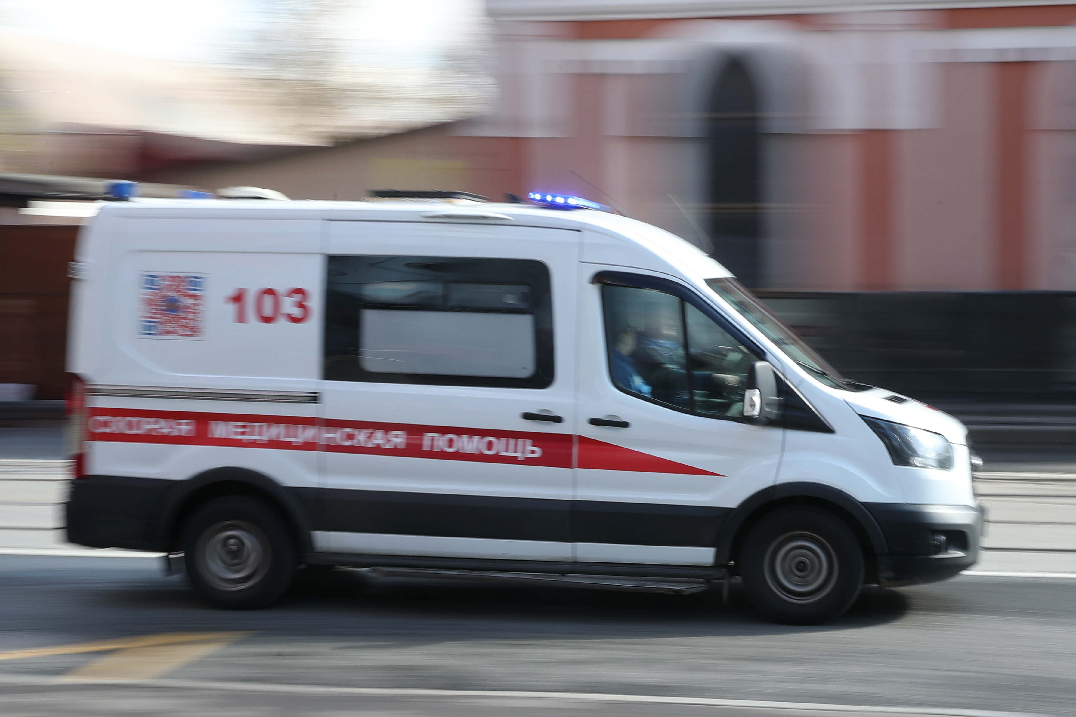 Избитого мужчину высадили из автомобиля в центре Москвы