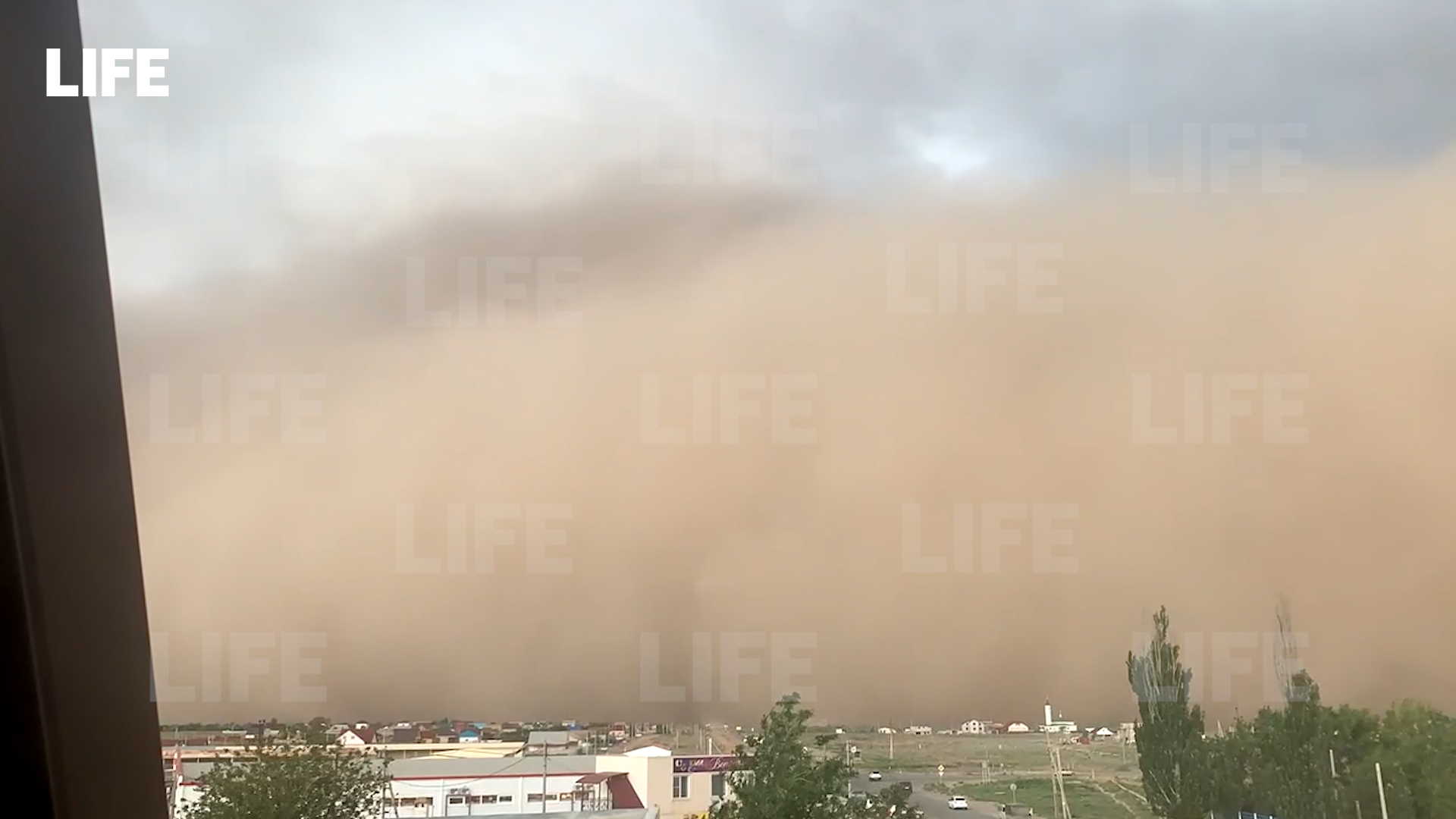 Мощная песчаная буря с сильным ливнем второй раз за месяц обрушилась на Астраханскую область