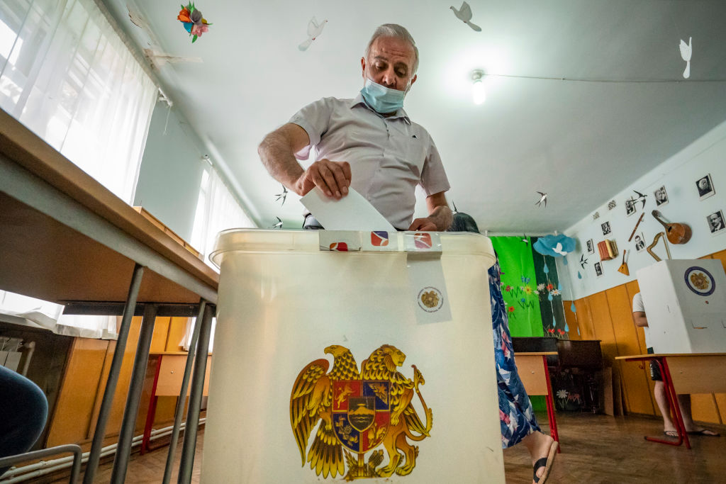 Явка на досрочных парламентских выборах в Армении составила 49,4%