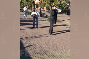 В Челябинске полицейский распылил перцовку в лицо парня, снимавшего задержание