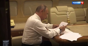 На высоте 11 тысяч метров: Путина показали за работой в самолёте перед встречей с Байденом