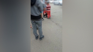 В Красноярске "яжемать" прилюдно поставила на колени "обидчика" сына и заставила извиниться