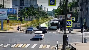 Фокус с исчезновением: В Петербурге кузов "газели" "перешёл" в 2D-измерение после столкновения с автобусом