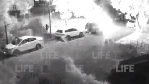 Владелец подозревает бывшую жену: Момент сокрушительного взрыва машины в Санкт-Петербурге попал на видео