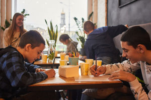Власти Москвы объяснили, как дети смогут посещать кафе при бесковидном режиме