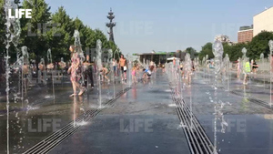 Аномальная жара толкнула москвичей в фонтаны прямо в разгар рабочего дня