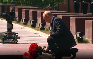 "Те страшные годы впечатаны в нашу память": Путин возложил цветы к Могиле Неизвестного Солдата