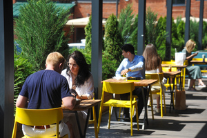 Систему QR-кодов в Москве распространят на летние веранды и сезонные кафе