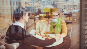 "Приличная девушка ни о чём не просит": Эксперт по этикету рассказала, кто должен платить за ПЦР-тест перед свиданием в кафе