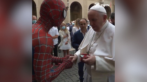 "Человек-паук" пришёл на аудиенцию к папе римскому и подарил ему маску