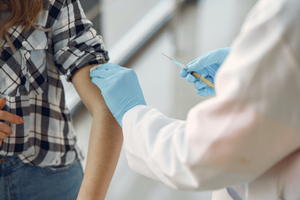 В ВОЗ призвали ускорить темпы вакцинации из-за появления омикрон-штамма ковида