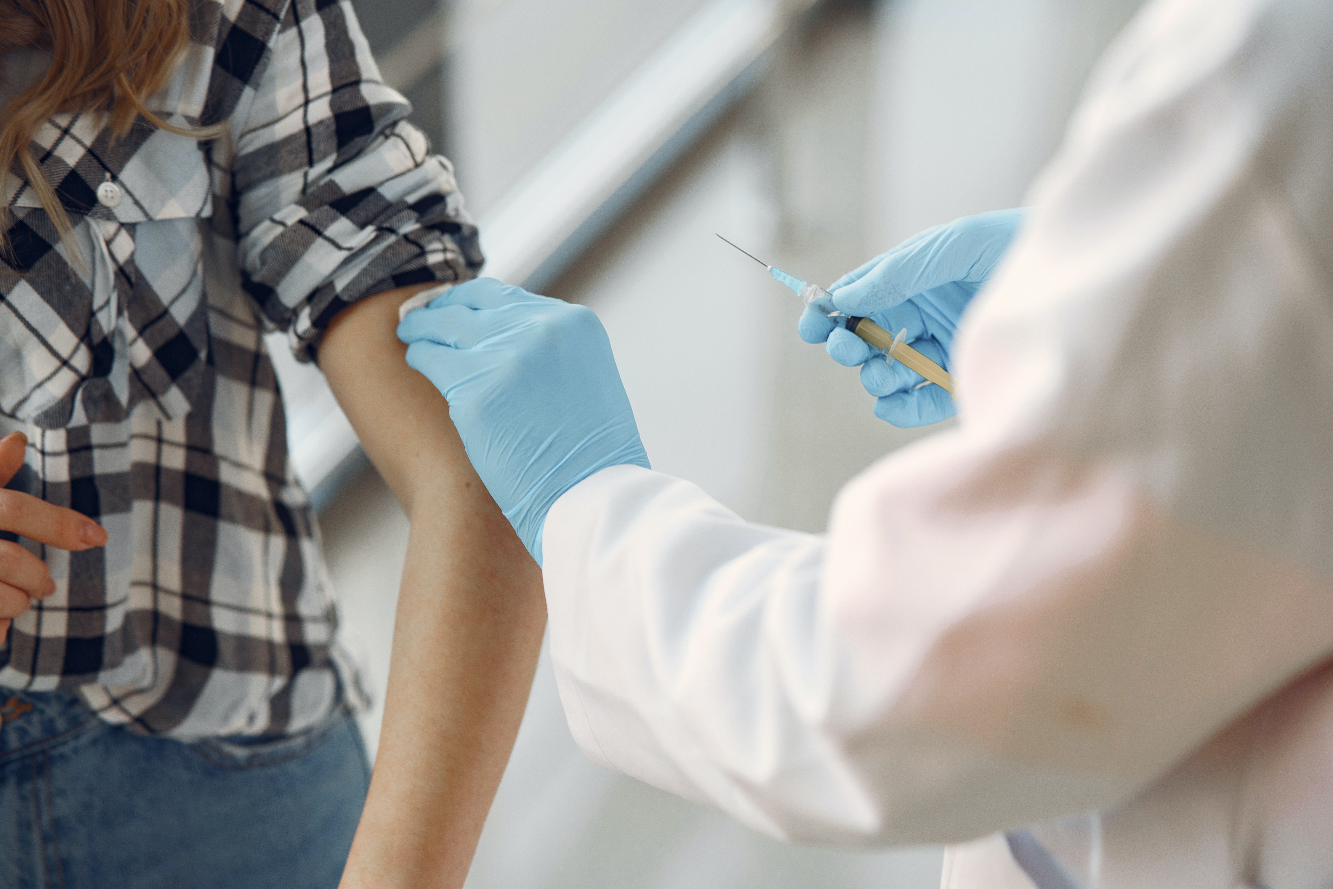 В ВОЗ призвали ускорить темпы вакцинации из-за появления омикрон-штамма ковида
