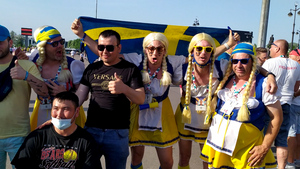 "Калинка-малинка", пляски и кричалки: Фанаты Швеции и Польши устроили праздник футбола в Петербурге перед матчем Евро-2020