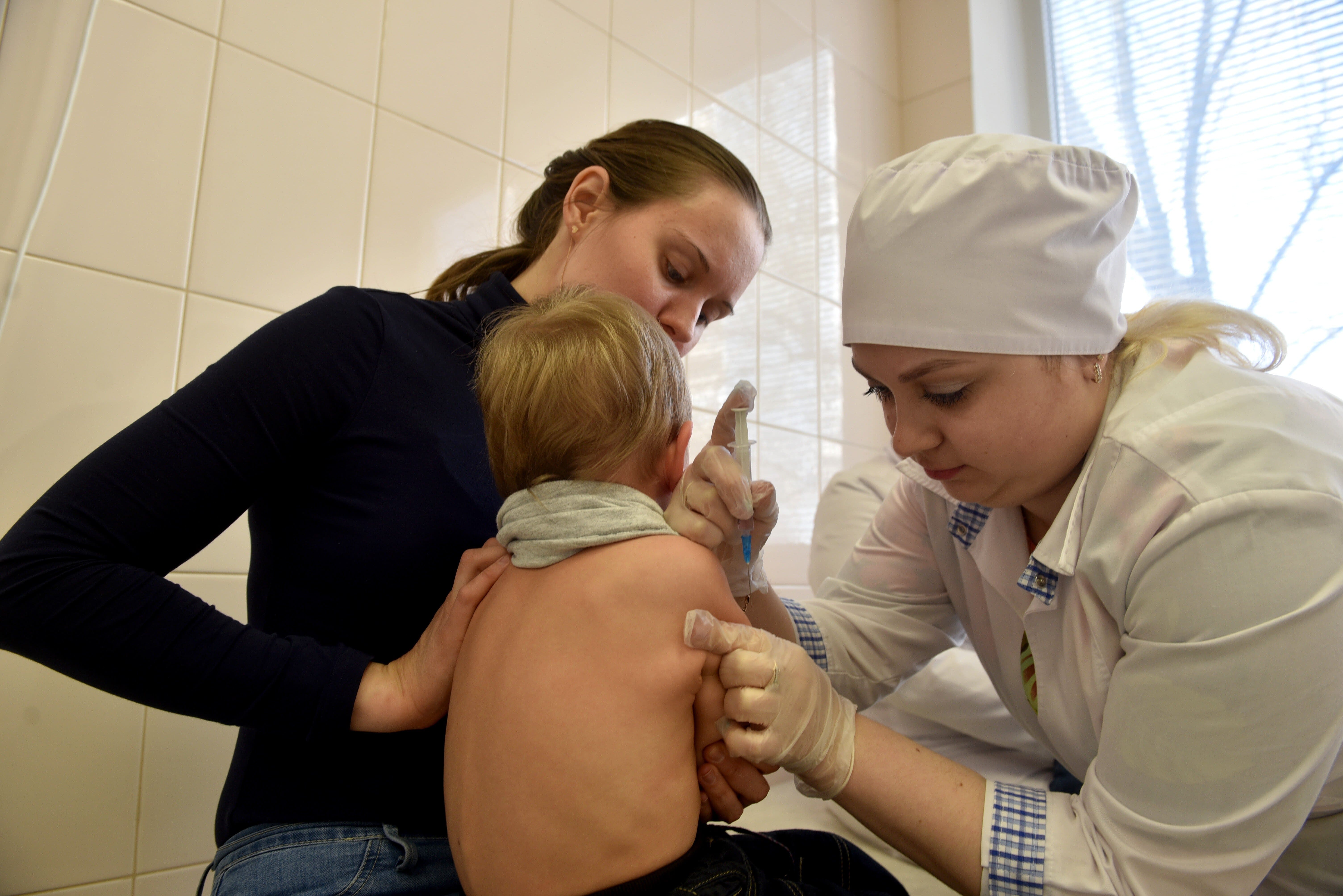 Вакцины в детских поликлиниках. Вакцинация детей. Прививка детям. Иммунизация детей. Прививка от коронавируса детям.