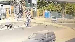 Полицейский на мотоцикле протаранил столб и отлетел на несколько метров от удара легковушки