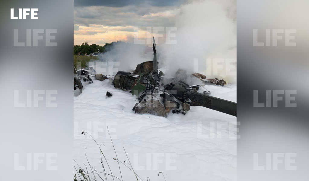 Груда железа: Лайф публикует фото с места падения вертолёта Ми-8 в Ленобласти
