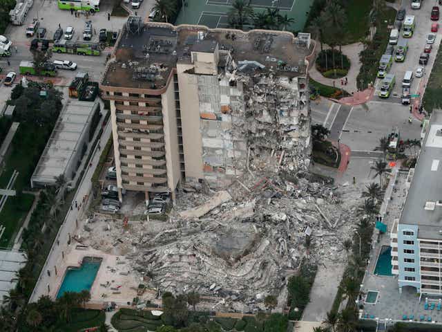 Во Флориде обрушилась жилая многоэтажка, под завалами может находиться более 50 человек