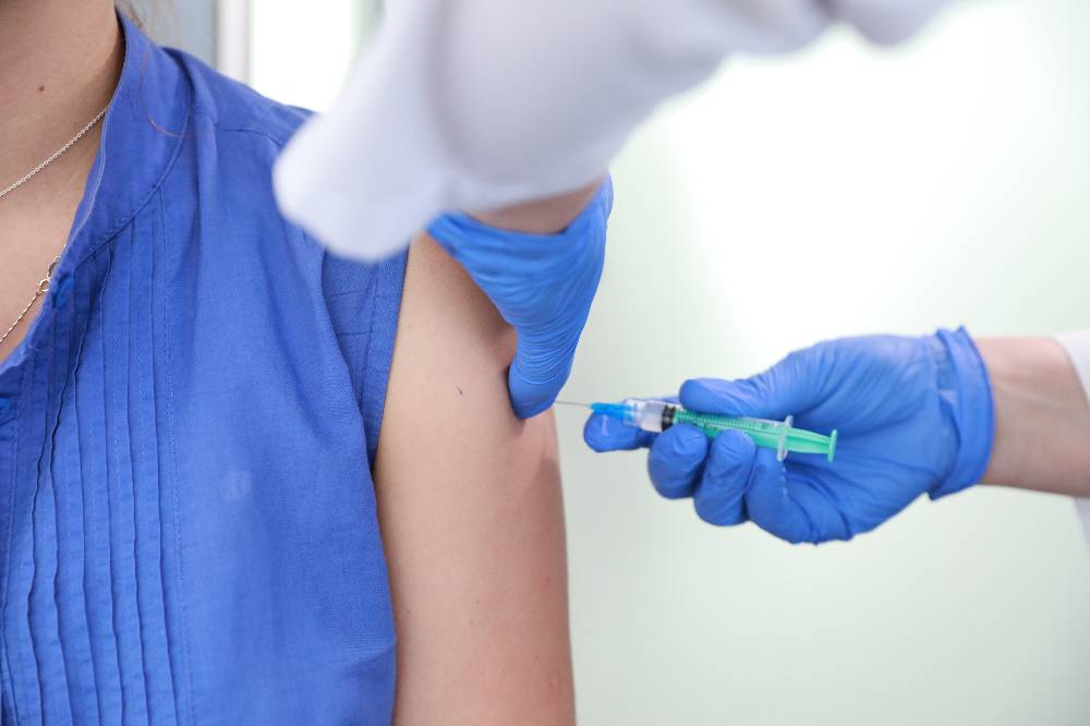 Более 21 млн россиян сделали первую прививку от ковида
