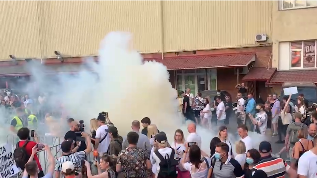 "Геть!": Перед концертом Басты в Киеве радикалы "травили" зрителей дымовыми шашками